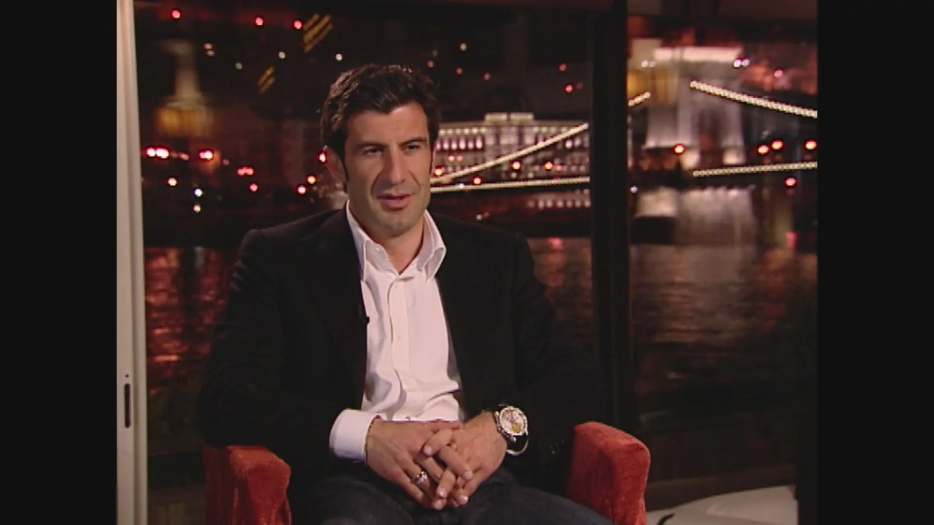 Visszatér Budapestre a szurkolók kedvence, Luís Figo