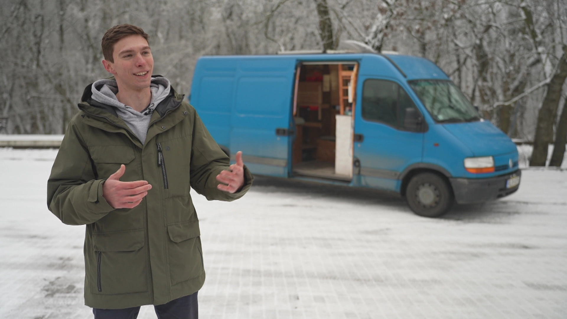 Mentőzik, orvosira jár és közben egy furgonban lakik