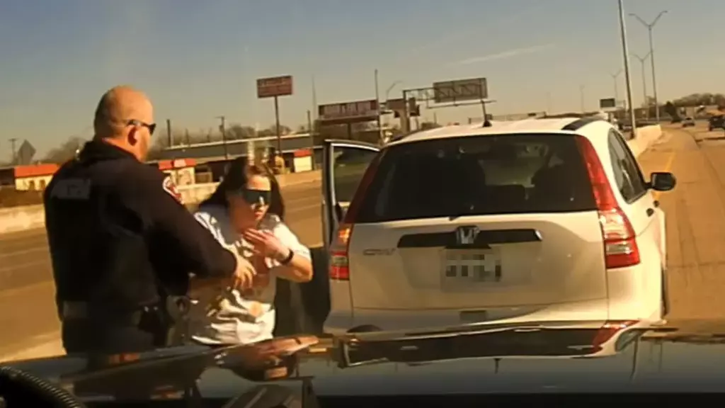 Videó: Majdnem megfulladt a rágótól egy nő, egy rendőr mentette meg az életét