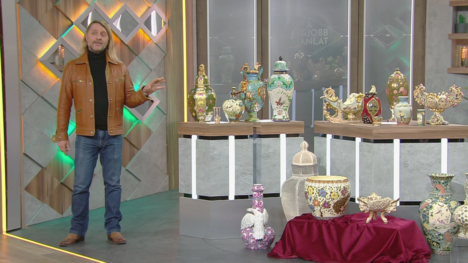 Ritka látvány Budapest szívében – több mint ezer, vagyonokat érő kerámia egy lakásban